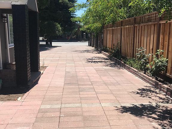 4th image of 475 Bell St
