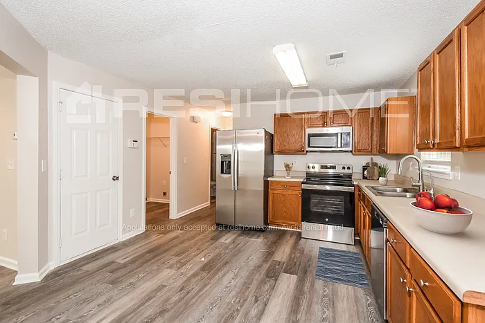 4 bed, 3.0 bath, 1954 sqft, $2,075 — Photo 2