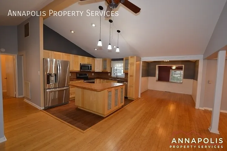 1066 broadview drive — Photo 2