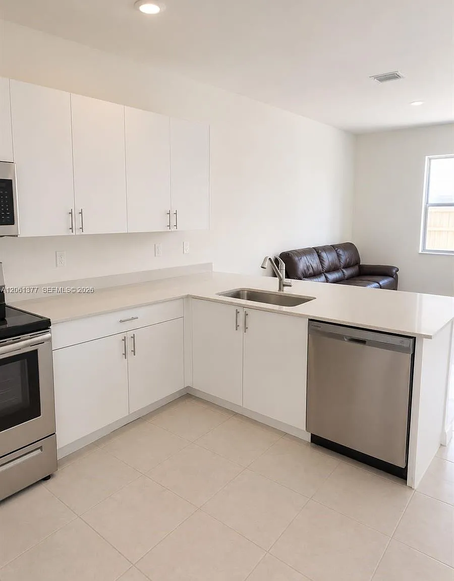 Silver Palm Residential H — Photo 4