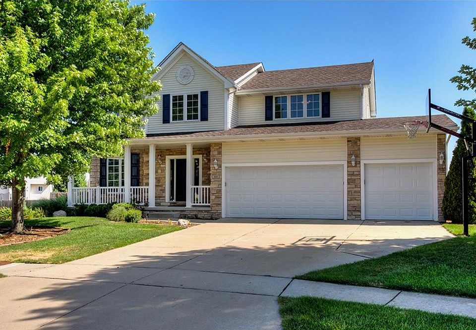 1st image of 555 SE Prairie Creek Dr
