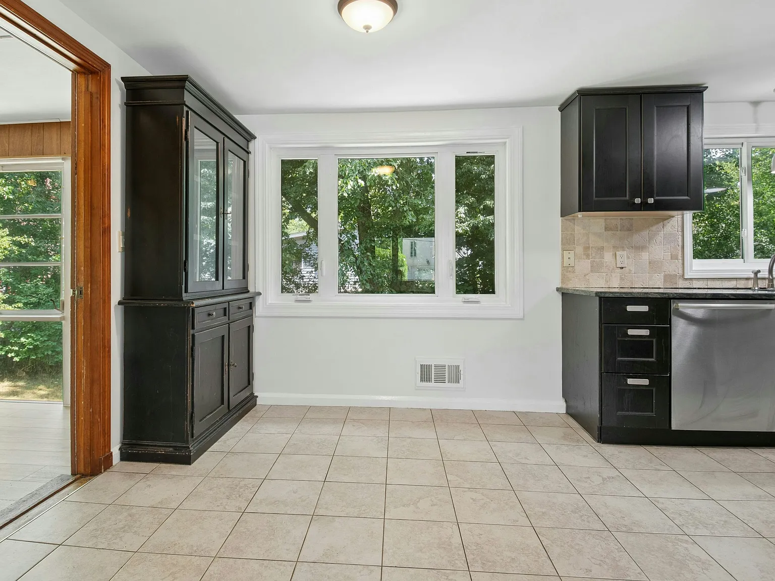 3 bed, 1040 sqft, $3,700 — Photo 3