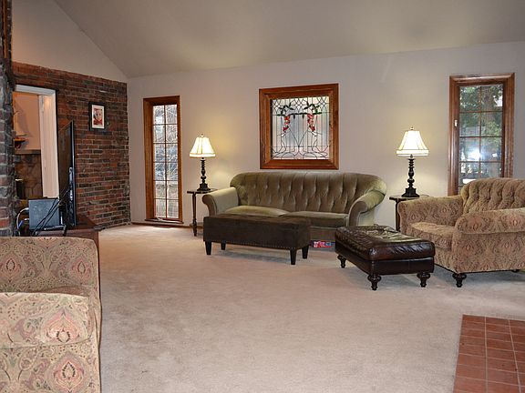 3rd image of 125 Hoodridge Dr