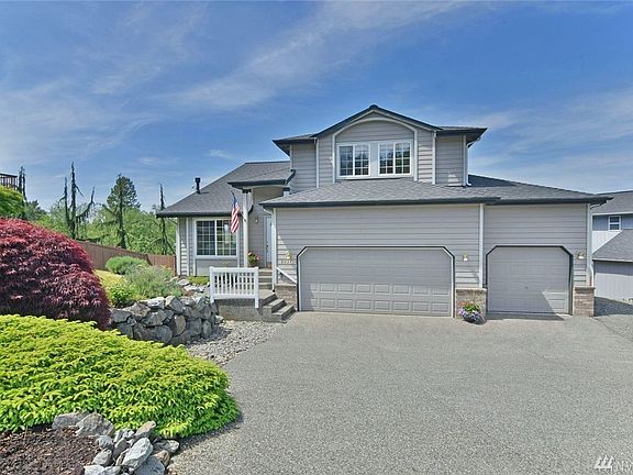 Large driveway 3 car garage and RV parking