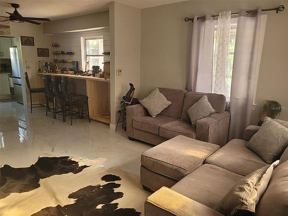 4th image of 821 S Honey Way