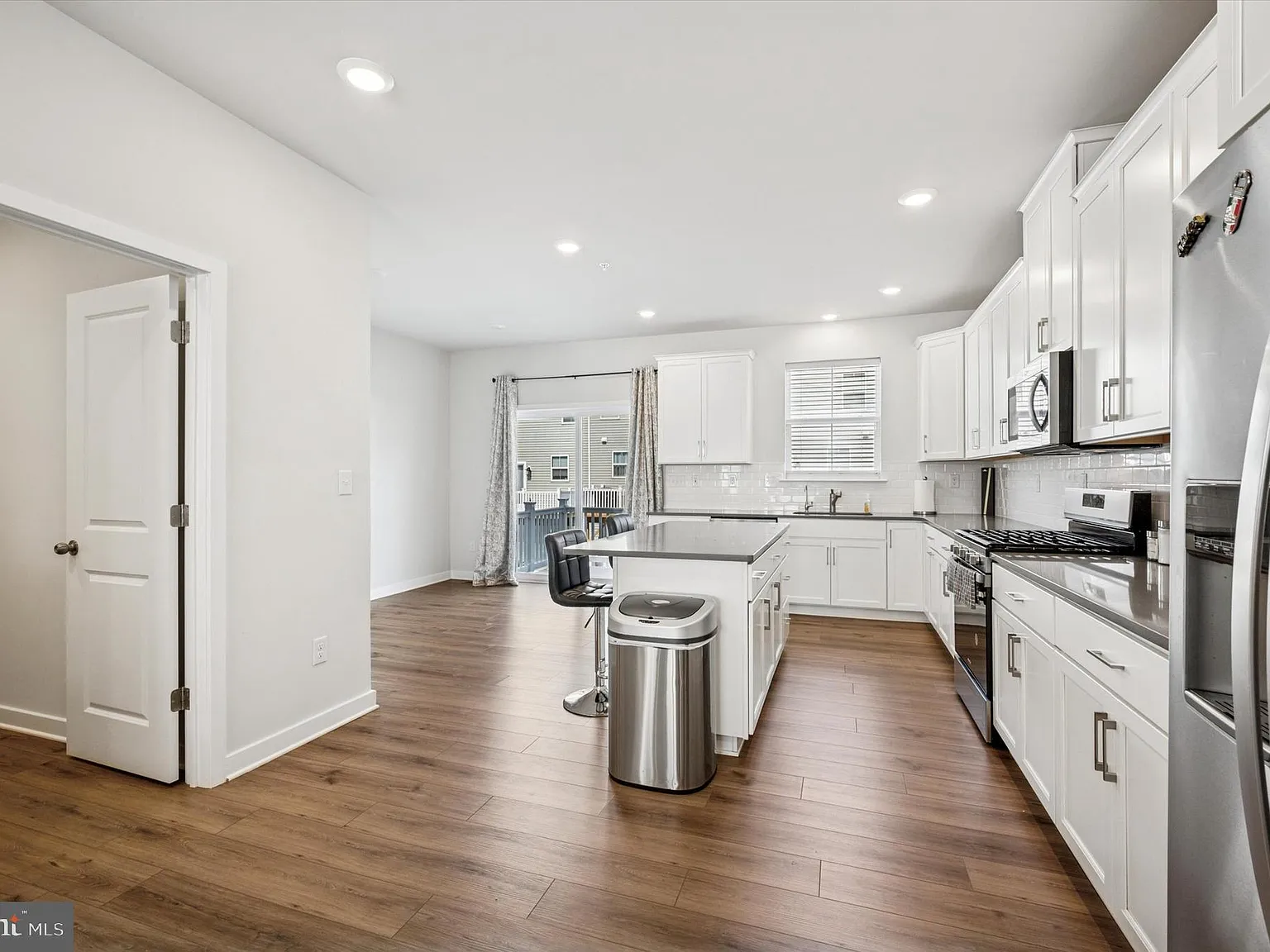 3 bed, 5.0 bath, 2400 sqft, $3,500 — Photo 3