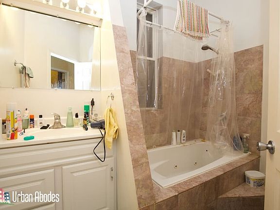 4th image of 1326 N Artesian Ave #G02c