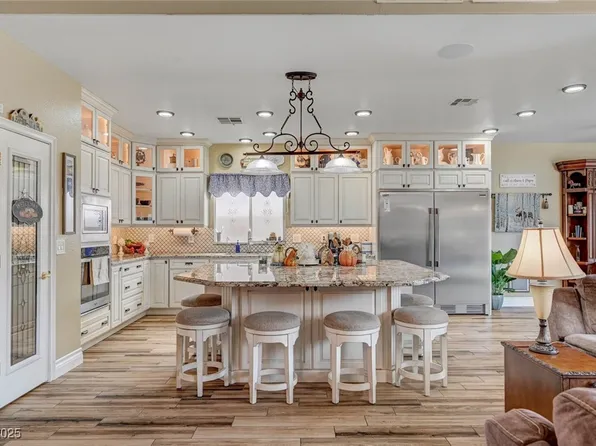 10555 Refugio St, Las Vegas, NV 89141