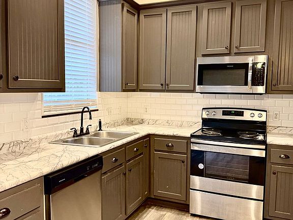 2nd image of 4801 Highland Park Cir