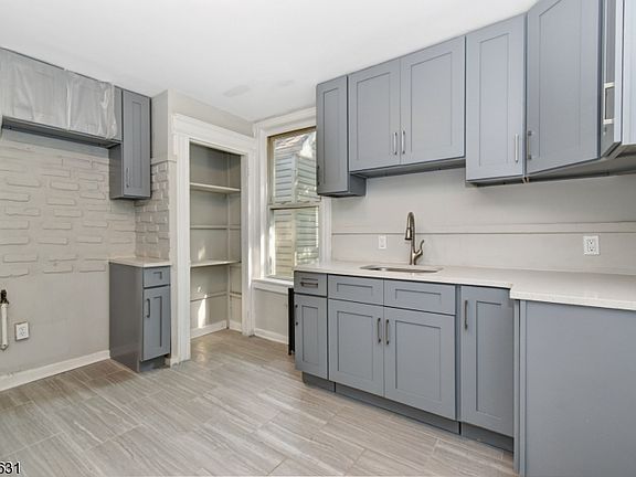 4th image of 546 Sandford Ave