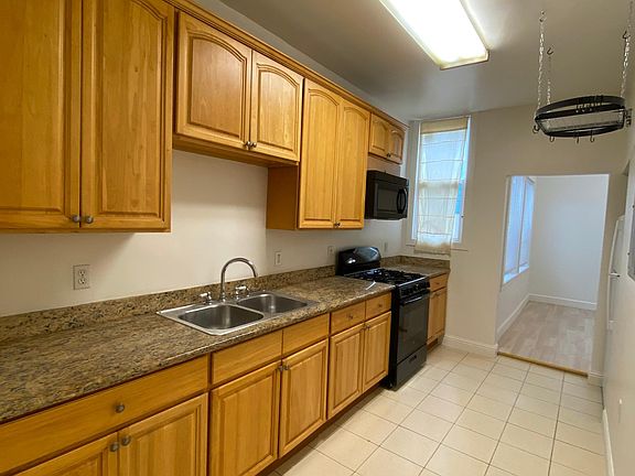 3rd image of 610 Shotwell St #2