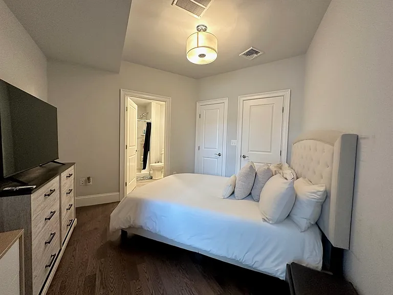 371 Main St #4 — Photo 8