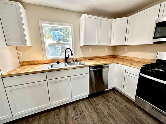 4th image of 460 E Ohio St Rear E