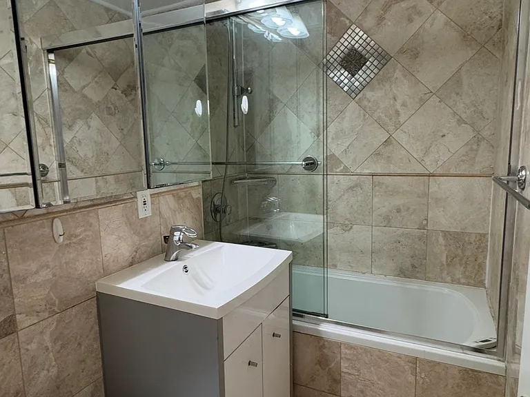 210 E 47th St #7D — Photo 8