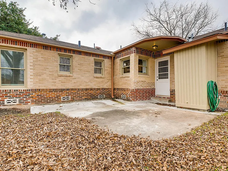 405 Quentin Dr — Photo 27