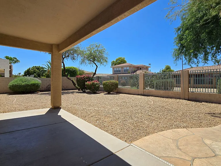 13588 W Alvarado Dr — Photo 32