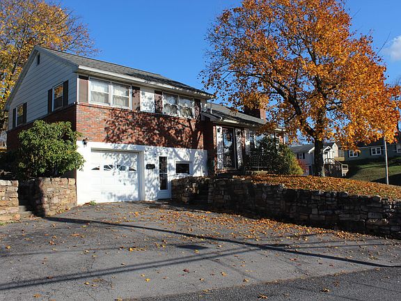 2nd image of 412 Oak Ln