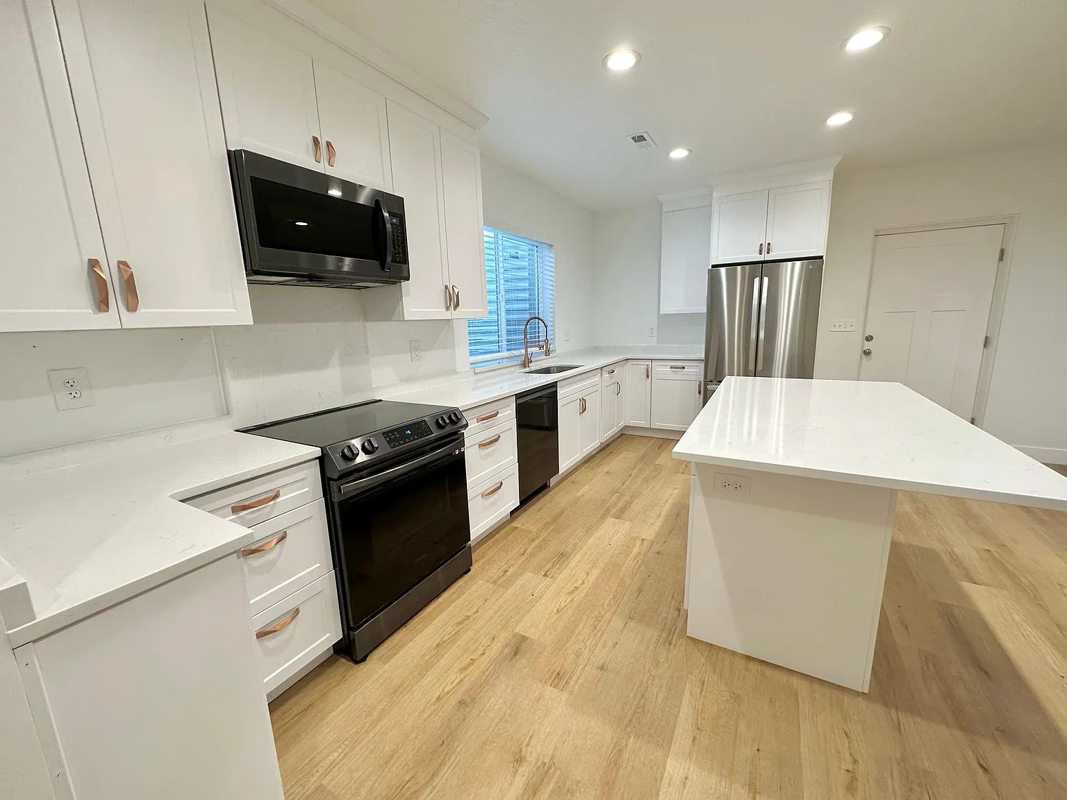 4493 W Wharton Dr — Photo 2