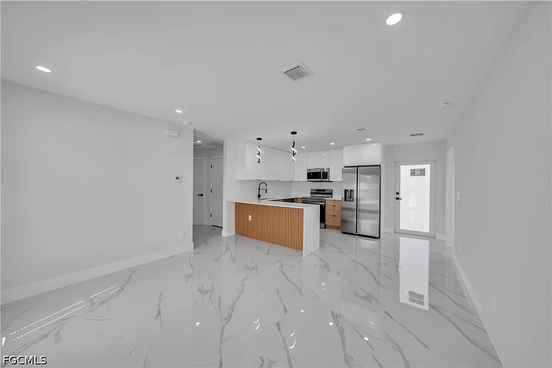 3 bed, 2.0 bath, 1058 sqft, $1,700 — Photo 2