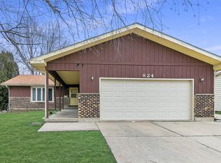 824 Royal Dr, McHenry, IL 60050