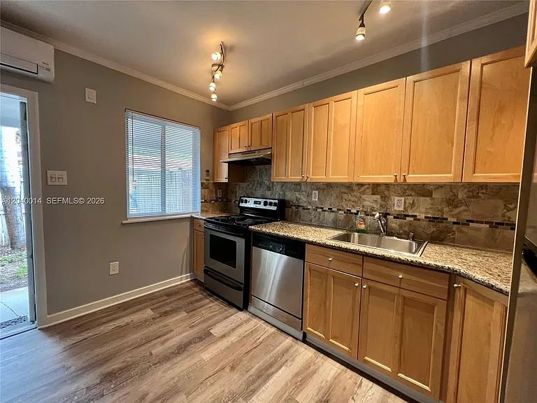 590 NW 40th Ct #3 — Photo 6
