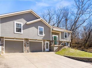 519 Kindred Dr, Smithville, MO 64089