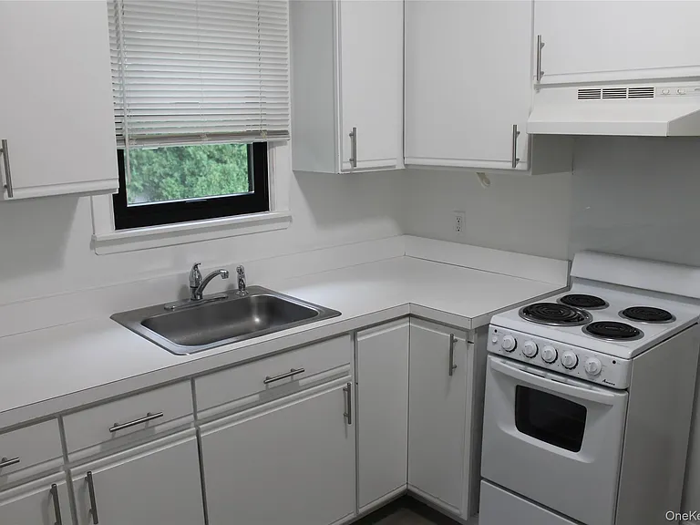 27 Stuart Dr — Photo 11