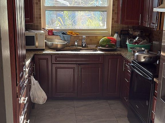 5th image of 215 Evergreen Drive