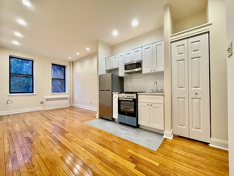 328 E 34th St #C3 — Photo 1