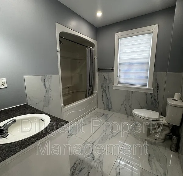 492 King George St #1 — Photo 10