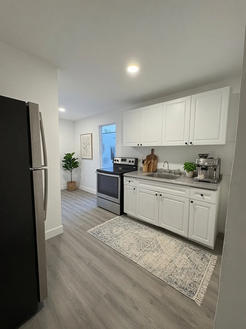 3 bed, 653 sqft, $2,800 — Photo 2