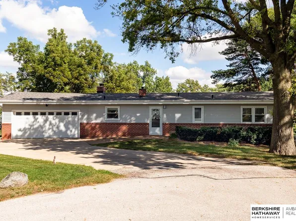 9902 Pinehurst Cir, Omaha, NE 68124