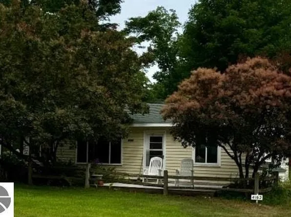 4162 Chrystal St, Interlochen, MI 49643