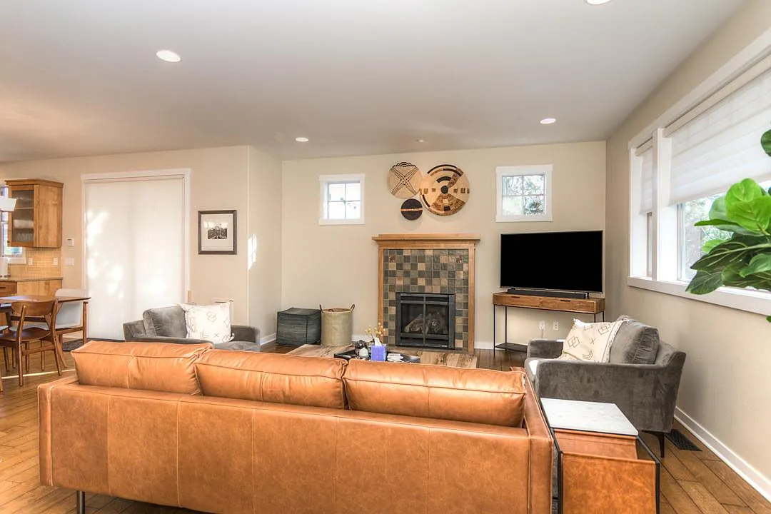 3 bed, 2160 sqft, $5,995 — Photo 4