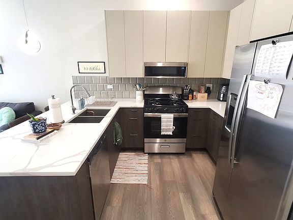 3rd image of 2443 N Western Ave #201
