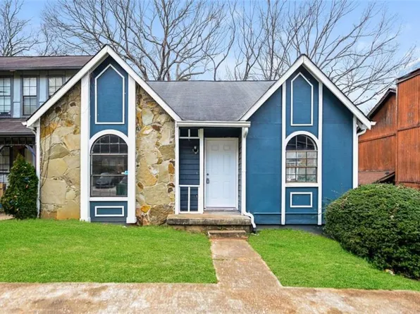 852 Brandy Oaks Ln, Stone Mountain, GA 30088