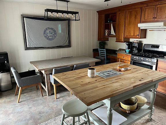 Dining, seating for 6
