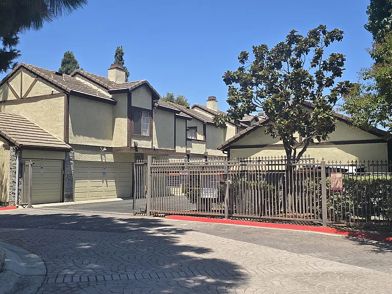12445 Bay Hill Ct — Photo 9