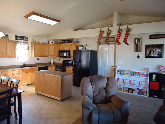 4th image of 945 Garden St