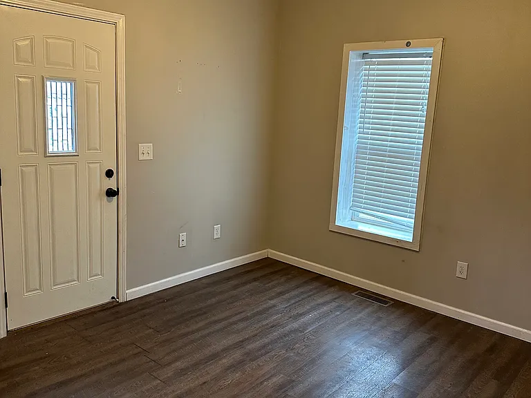 715 Main St #4 — Photo 6