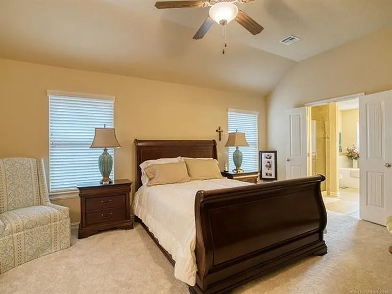 10724 Masters Cir — Photo 13