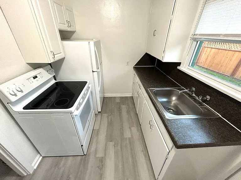 415 11th Street Pl — Photo 2