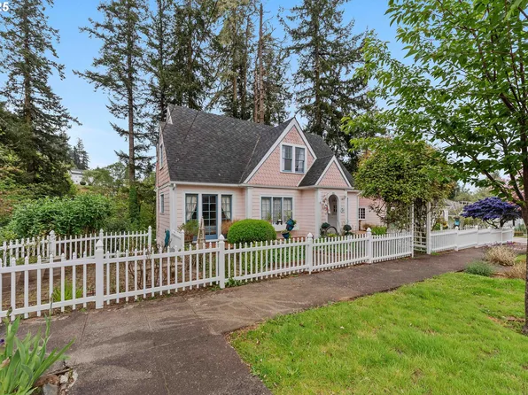 891 E 1st St, Coquille, OR 97423
