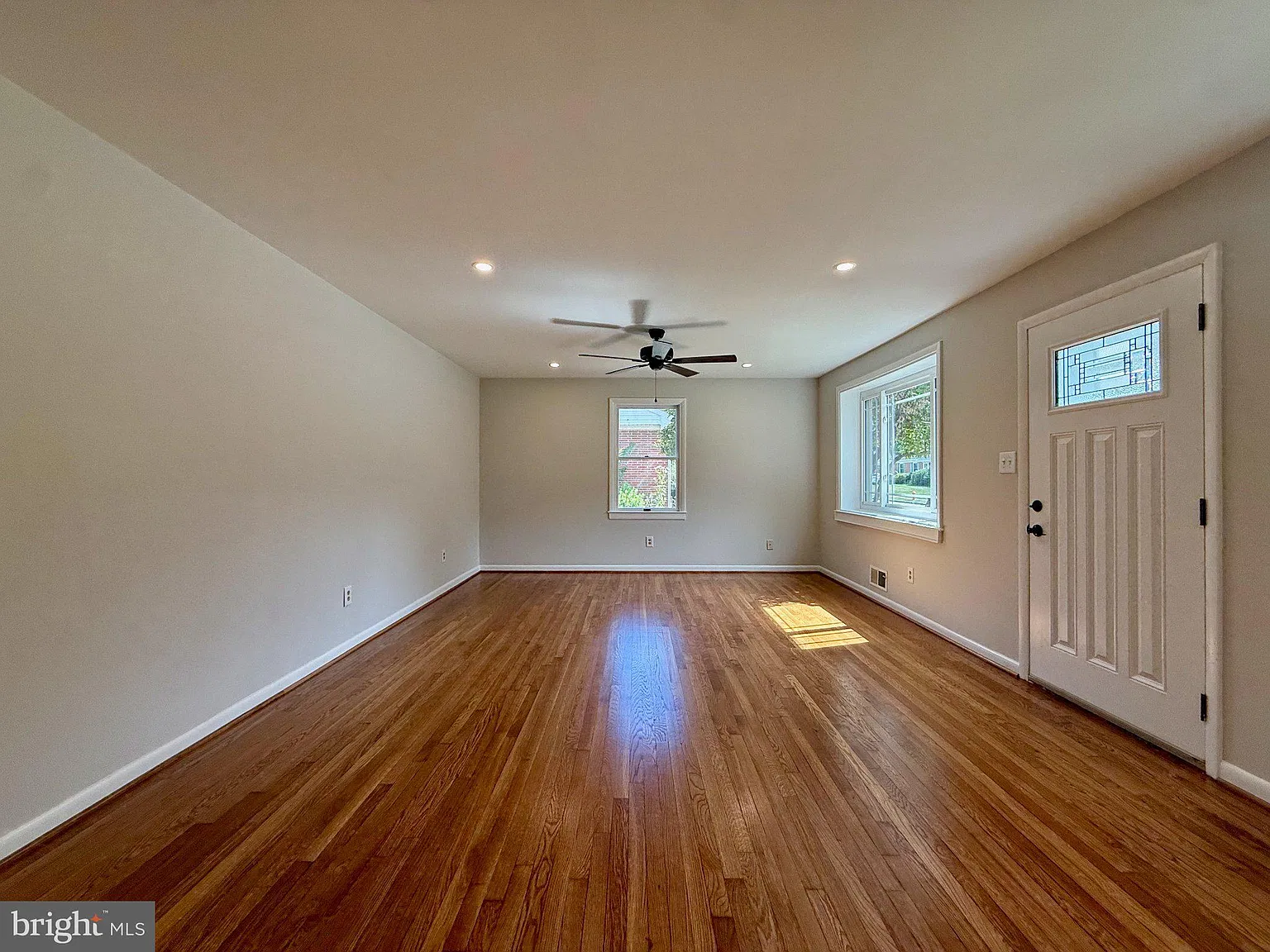 3 bed, 2.0 bath, 1938 sqft, $2,950 — Photo 2