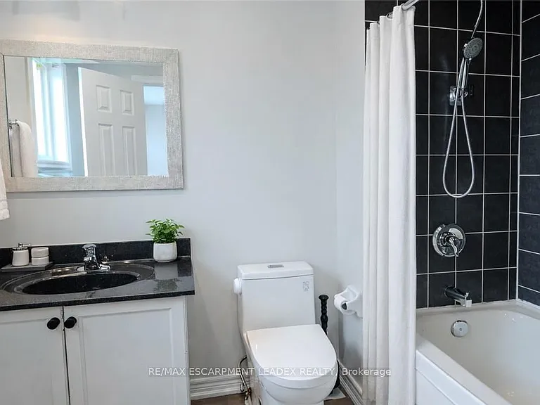 7 Hollinrake Ave — Photo 8