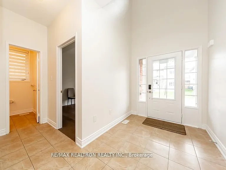 24 Skelton Cres — Photo 2