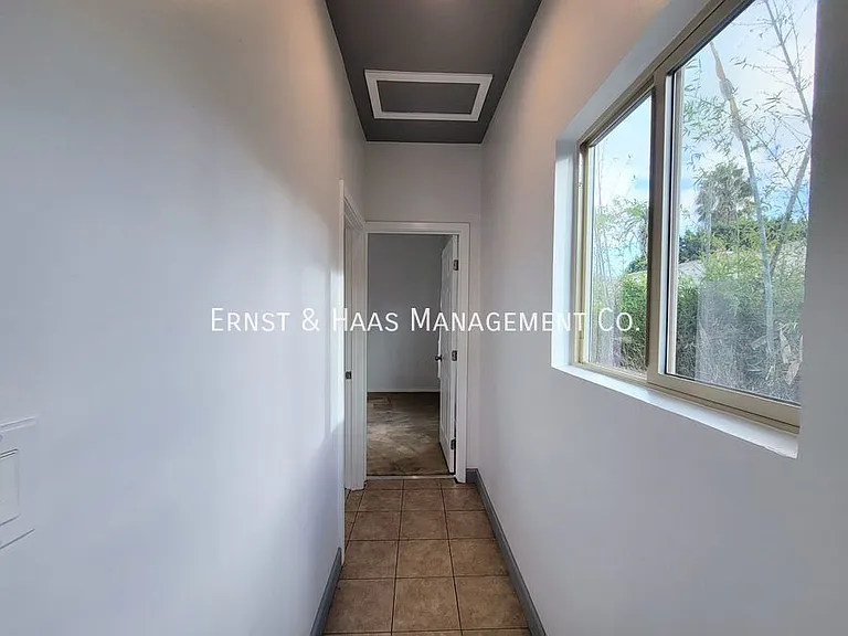 934 E Broadway — Photo 11