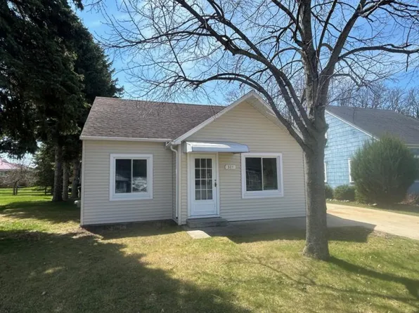 324 E Spring St, Port Austin, MI 48467