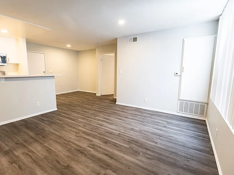 314 South Manhattan Place — Photo 26