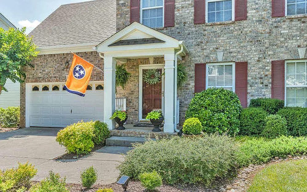 3 bed, 2.5 bath, 1700 sqft, $2,400 — Photo 2